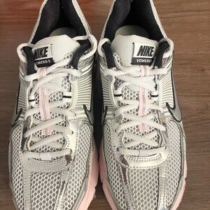 Nike Women's Vomero 5 White and Pink Athletic Shoes size 8.5